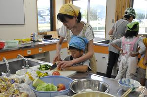 ニャンコの手で包丁を使う参加者