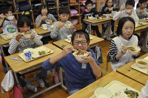 飯豊産米沢牛の牛丼を口いっぱいに頬張って