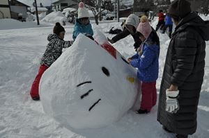 友だちと力を合わせて雪像造り