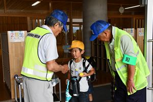 小学生の防犯ベル点検を行う町防犯協会中部支部委員