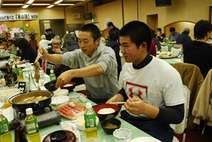 町内産の最高級米沢牛を味わう参加者